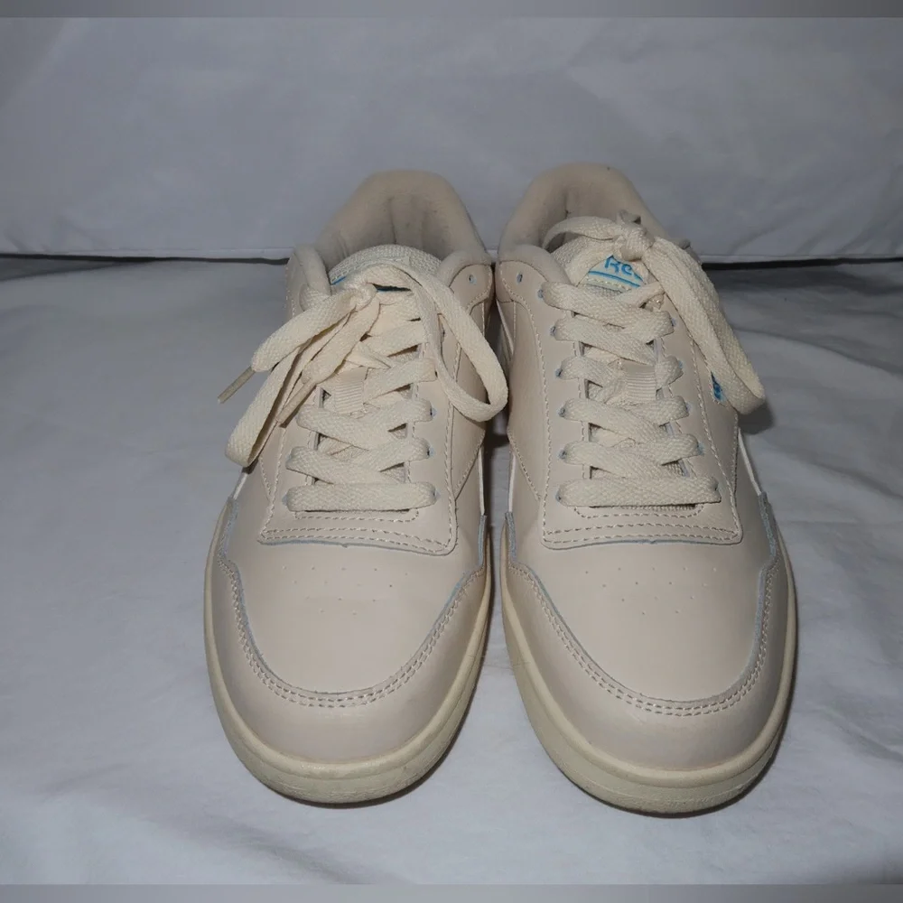 Women Reeboks - Picture 2 of 4